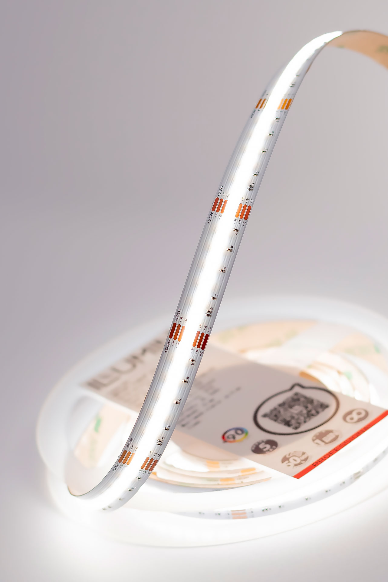 Taśma LED Ilumin ray full colour RGBCCT mix white 3000K 6000K light on